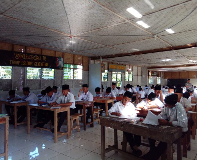 Kegiatan Ujian di Pondok Modern Darul Khoirot